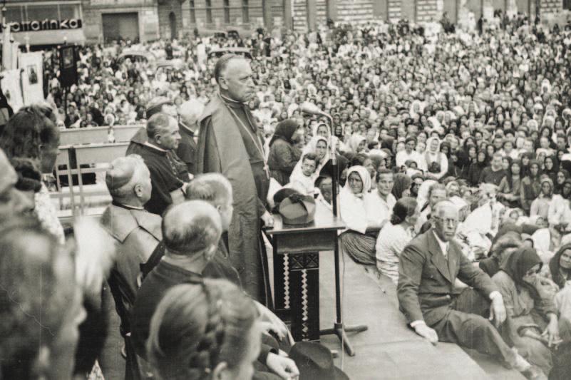 Bárhol is járt az országban, mindenütt százezrek voltak kíváncsiak Mindszenty szavaira Mindszenty lépései nem minden esetben találkoztak helyesléssel, kifelé Róma mindig kiállt mellette.