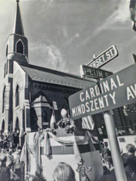 Mindszenty József felszenteli a New Brunswick-i Szent László-templomot, 1973 élés hangulatában minden ország arra rendezkedett be, hogy a világ politikai megosztottsága tartósan fennmarad, azzal