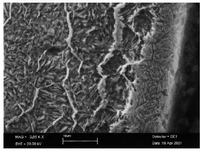 ábra: A súrlódási tényezők alakulása hőkezelés előtt és után [17] A mikroszkópos képen jól látszódtak a martenzit tűk, amik a cementálás