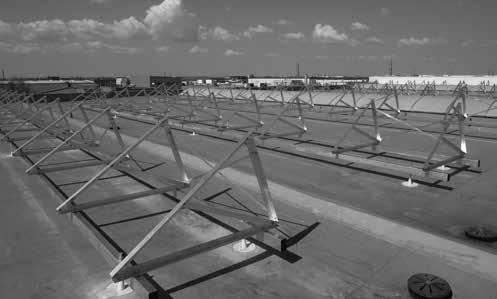 Napelemek rögzítése sík tetőn A sík tetőn való rögzítésnél a tetőn fel kell állítani a megfelelő dőlésszöget biztosító konstrukciót (PKRS), majd a konstrukcióhoz kell rögzíteni a napelemeket tartó
