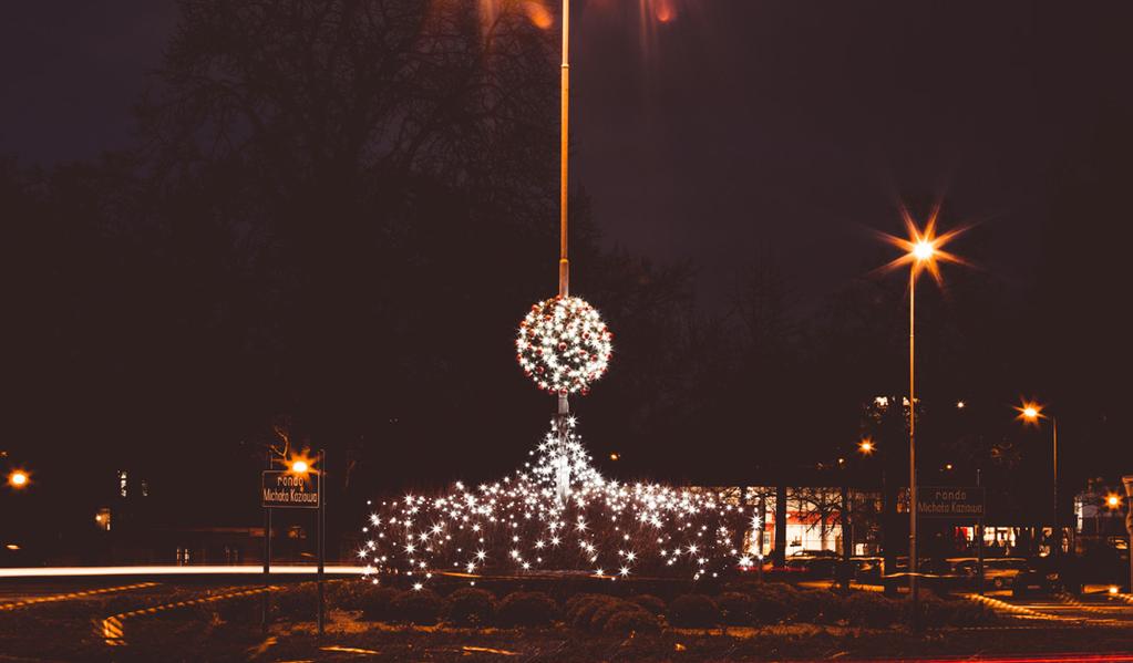 TERRA CHRISTMAS BALL CHRISTMAS COVERS FOR STREET LAMPS Dress up the street lamps for Christmas.