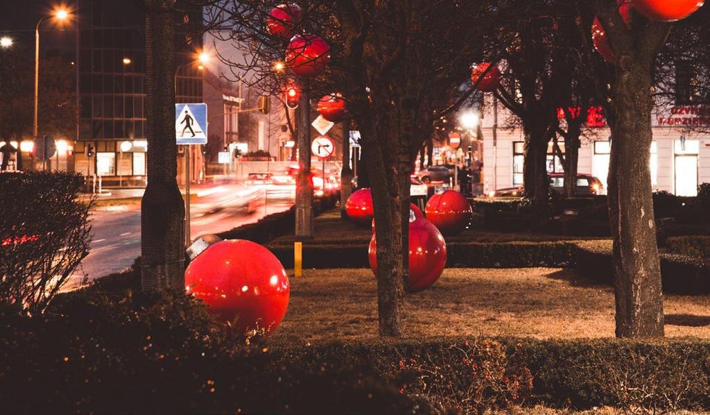 X-MASS BALL XXL BAUBLE We say no to boring Christmas decorations! It s high time to bring a little bit of spree to the surroundings thanks to large glittery Christmas baubles.