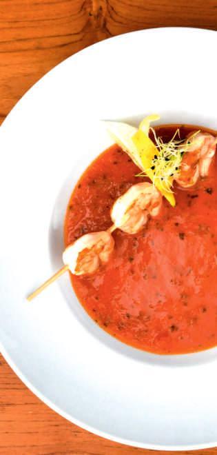 ELŐÉTELEK Mozzarella caprese friss salátával és házi pirítóssal 1550,- Tatár beefsteak házi pirítóssal és primőr zöldségekkel