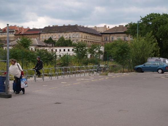 Nyugati pályaudvar. A túloldalon kapacitáshiány van, ezt az eldugott, félreeső kerékpárparkolót viszont alig használja valaki. 8.