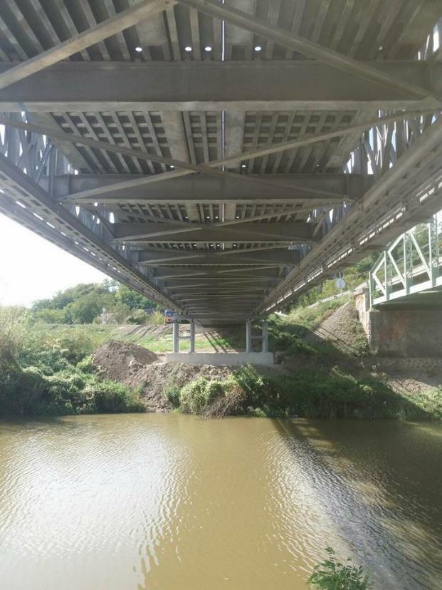 2. Lehetőségek ismertetése 2.2. Ideiglenes hídszerkezet ACROW Sióagárd Sió-híd egy forgalmi sáv, egyik oldalán gyalogjárda modul háromnyílású, összesen 70,40 m felszerkezet 20 tonna teherbírás (mint