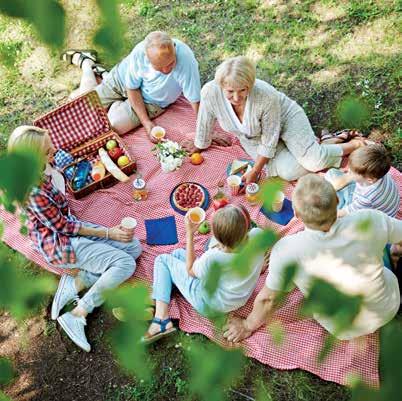 Pihenés a szabadban Nyáron szinte minden ragyogó nap arra ösztönözhet titeket, hogy fogjatok egy plédet, egy csomó finomságot, és irány az első füves placc! A piknikezéshez adunk tippeket.