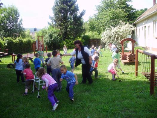 A szerepjátékot gazdagítja a gyermekek irodalmi élményeire épülő dramatizálás, bábozás. Ennek során vigyázunk arra, hogy a gyermekek kötetlen módon játszhassák el az élményeket.