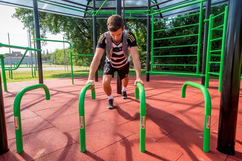 Lehetséges gyakorlatváltozatok: a gyakorlat tempója lehet lassabb vagy gyorsabb, a fogás szélességének (szűk, tárt) változtatása segítségével a feladat intenzitása edzettségi szinthez mérten