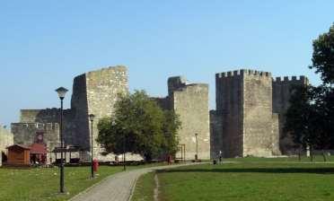 A szabálytalan háromszög alakú erődítmény két részből áll: a belső várból és az 1439-re elkészült külső várból.