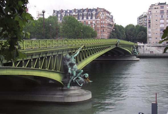 A Mirabeau-híd A Mirabeau-híd (mirábó; 1912) a Marie Laurencin-szerelem kihûlésének idején keletkezett, s érzôdik benne az örök búcsúzás csendes szomorúsága.