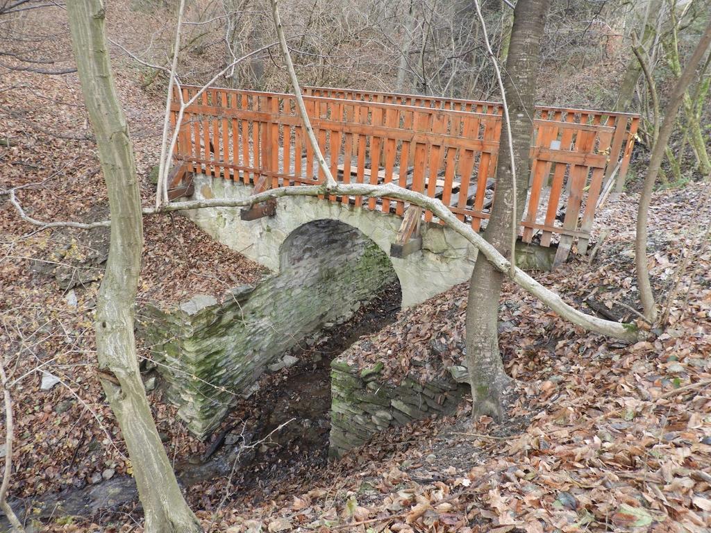 Kifolyási oldal A járófelület 5,0 cm vastag puhafa járófelülettel készült, mindkét külső oldal felé konzolosan kinyújtva őket, a konzol mérete mintegy 40 cm minkét irányban.