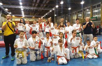 www.pilis.hu SPORT 13 Sikeres évet zártak a pilisi karatékák! Számos alkalommal beszámoltunk már kedves olvasóinknak a kjokusin karate sportág pilisi versenyzőinek sikereiről, munkájáról.