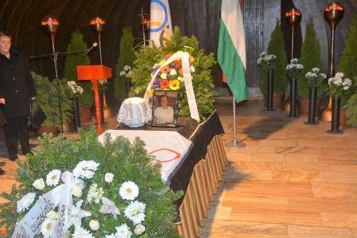 a temetésen - Magyarországon - természetesen minden esetben képviseltette magát a Magyar