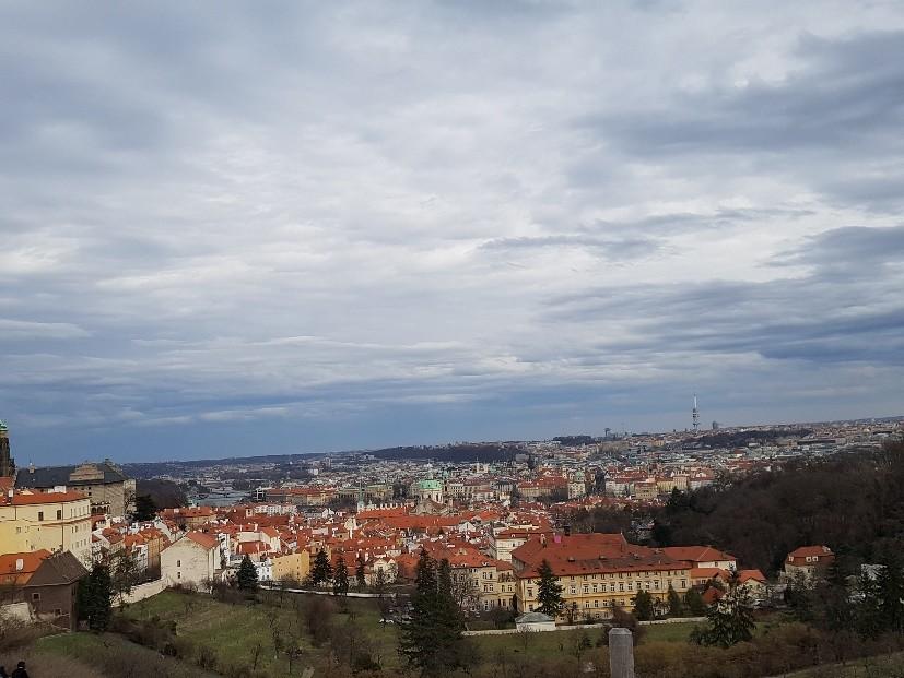 Elmondták a munkarendet, és hogy másnap reggel ki, hol találkozik, hogy az Educo cégben dolgozók elkísérjenek minket a munkahelyre.