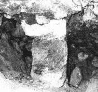 Négy, sziklából kivágott keresztfanyílás, melyek közül az egyik egy emelvényen, a többitől magasabban és hozzájuk képest hátrébb helyezkedett el.