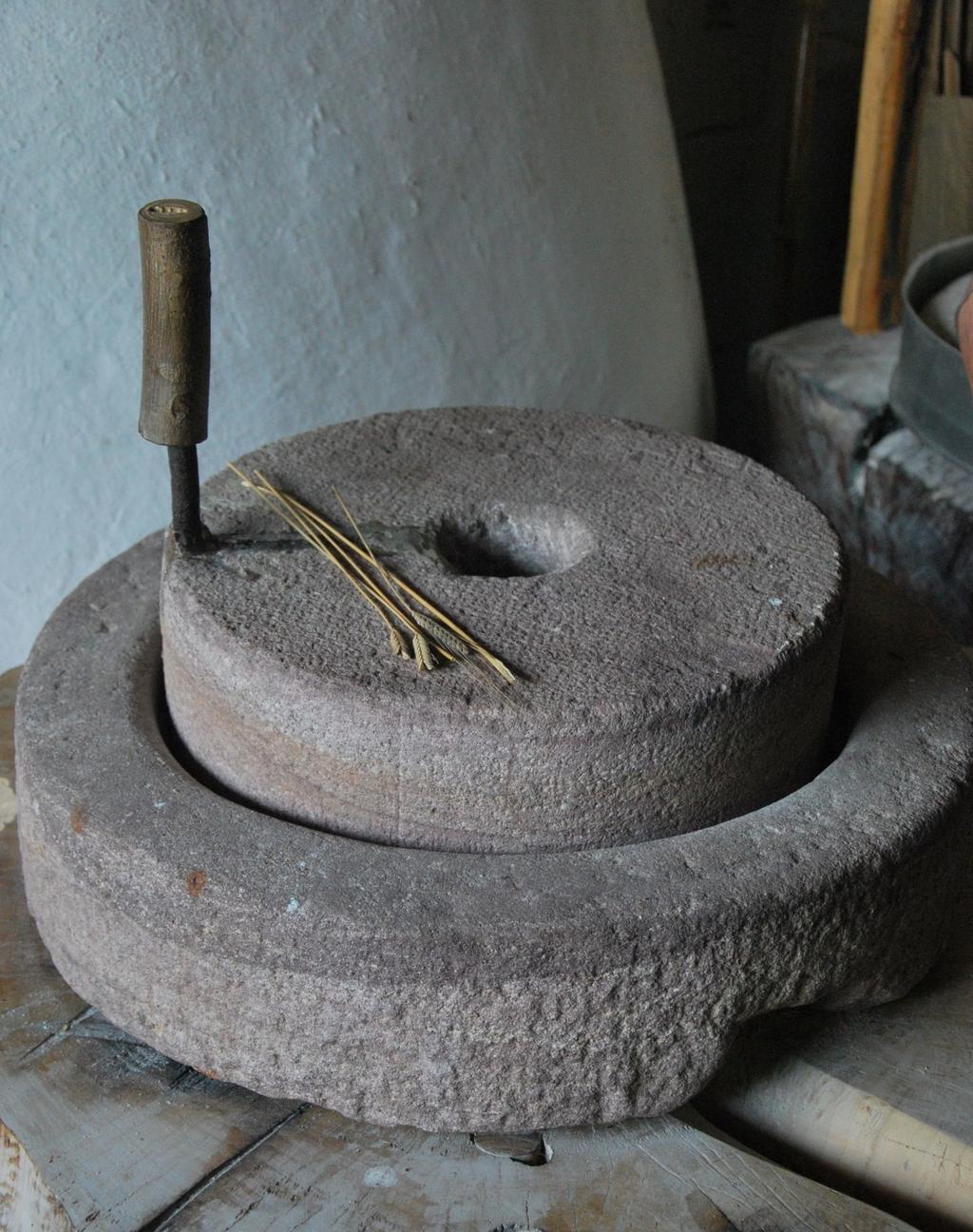 A kézi malomkő minden háztartás alapvető felszereléséhez tartozott A gabonafélék sokféleképpen fogyaszthatók. Legegyszerűbb elkészítésük a kásafőzés volt.
