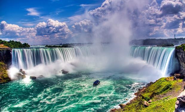 fogadó látvány minden hiányosságot feledtet. A Niagara tulajdonképpen három különálló vízesésből, az Amerikai-vízesésből, a Menyasszonyi fátyol-vízesésből és a Patkó-vízesésből áll.