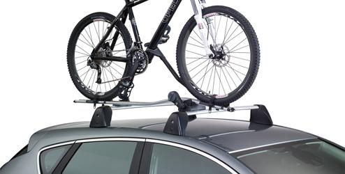Alkalmas még 2 további (ezzel összesen 3) kerékpár szállítására Könnyen felszerelhető a FlexFix rendszerrel A FlexFix dönthető, hogy a csomagtartó a kerékpárok eltávolítása nélkül is elérhető legyen