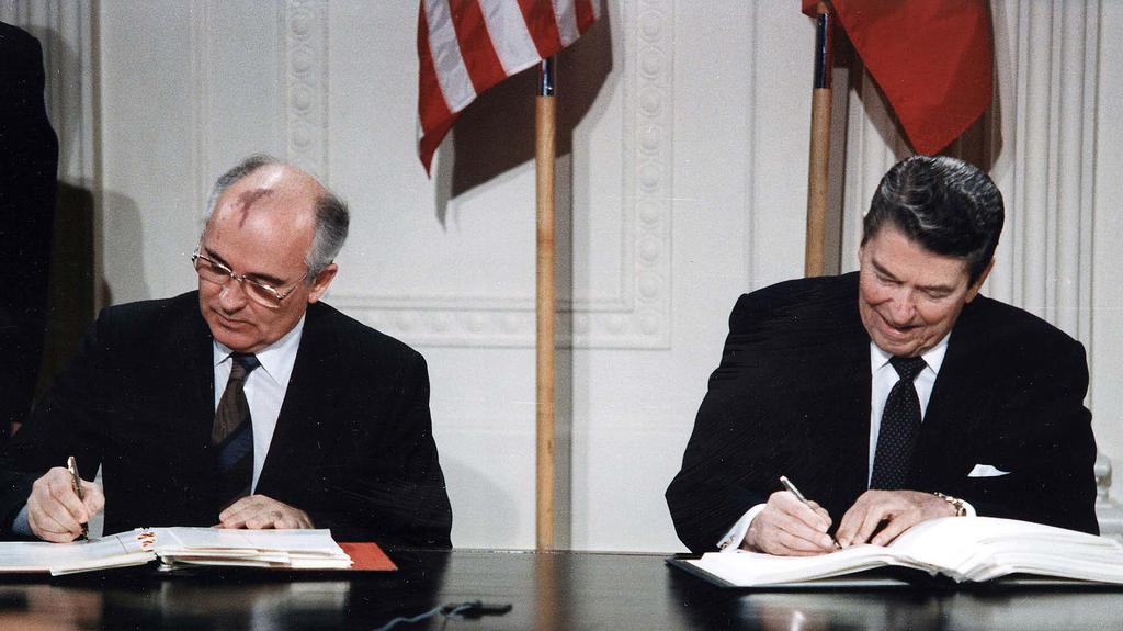 Például: 1988 május 27. Ronald Reagan és Mihail Gorbacsov aláírja a közepes és rövid hatótávolságú (550 5500 km) hordozórakéták leszereléséről szóló egyezményt (INF szerződés).