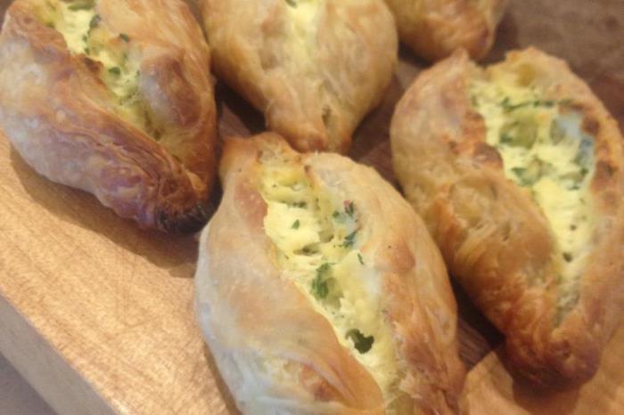 Ricottás falatok Pastizzi ta' l-irkotta Hozzávalók: 30 dkg ricotta, 10 dkg natúr krémsajt, fél marék friss petrezselyem, só, 50 dkg fagyasztott leveles tészta, 1 tojássárgája, 1/2 dl tej.