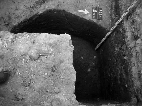 6. kép: A 16. századi szemétgödör Fig. 6: 16th century refuse pit gás- és világosbarna, majd a mélységgel párhuzamosan sötétedő, kb.