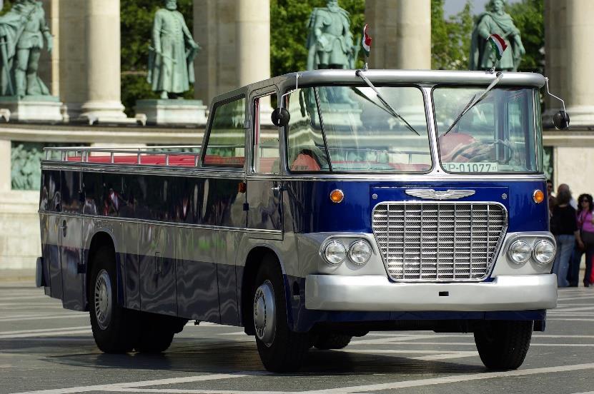 Bérelhető nosztalgiabuszunk az IK-630 típusú kabrió autóbusz, amely közkedvelt járműként