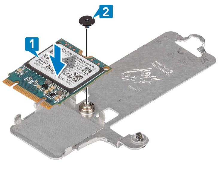 3 Csúsztatva helyezze be az SSD-meghajtó hővezető lemezét az SSD-meghajtó foglalatába [1].