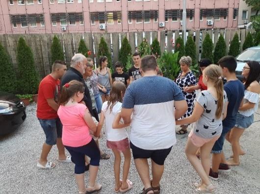 8 ÖNKÉNTESEKKEL A FIATALOKÉRT Önkéntesek képzése A Szegedi Görögkatolikus Egyházközségért Alapítvány az önkéntesek