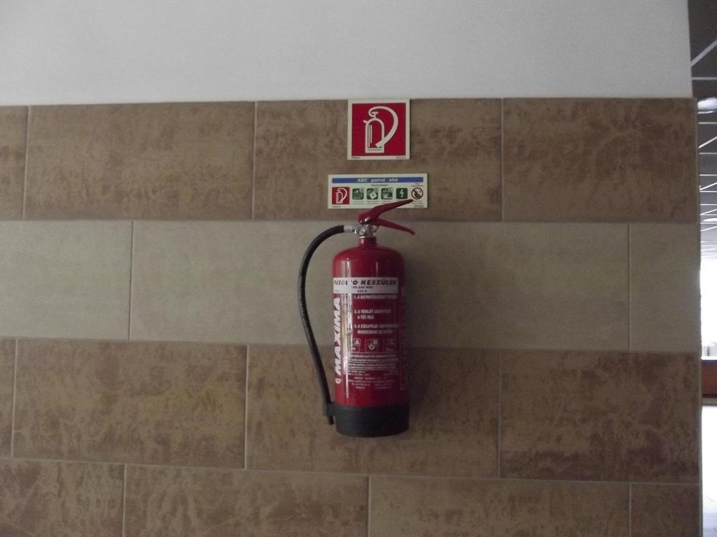 Fali tűzcsap használata: 1. a tűzcsapszekrényt kinyitni, sugárcsövet kivenni, elzáró szerelvényt kinyitni 2. a sugárcsövet megfogni, a tömlővel együtt a tűz irányába kihúzni 3.