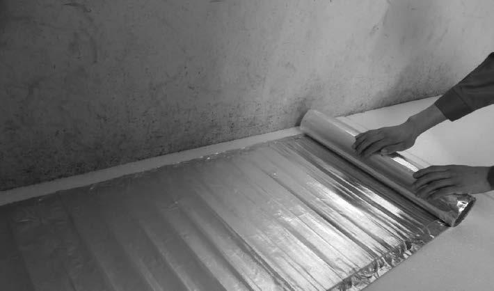 A termosztát padlószenzorát a két fűtőkábel között, azoktól egyenlő távolságra helyezze el. A szenzor védőcsövét rögzítse ragasztószalaggal. 4.