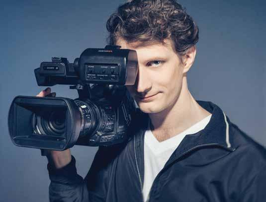 A Vígszínház a közösségi médiában Tartsanak velünk a Facebook-on és az Instagram-on is! Kövessék a színház mindennapjait, értesüljenek első kézből bemutatóinkról!