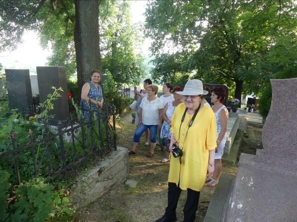 helyeztünk el dr. Barsi Ernő szüleinek sírjánál, majd együttesen zenei műsort adtunk egymás részére és Sály falu lakossága részére.