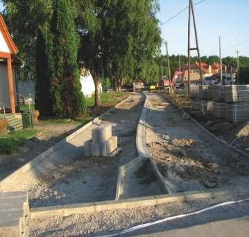 Mikorra várható a beruházások átadása? Az élelmiszer áruház és a Művelődési Ház közötti szakaszon húzódó kerékpárút átadására július közepén kerül sor.