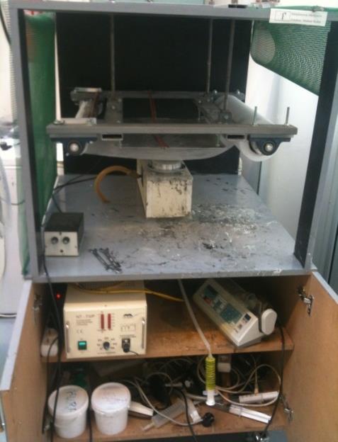 3.2. Felhasznált berendezések és anyagvizsgálati módszerek Elektro-szálképző berendezés Elektro-szálképzett nanoszálas szövedékeimet a tanszéken található, Molnár Kolos által fejlesztett,