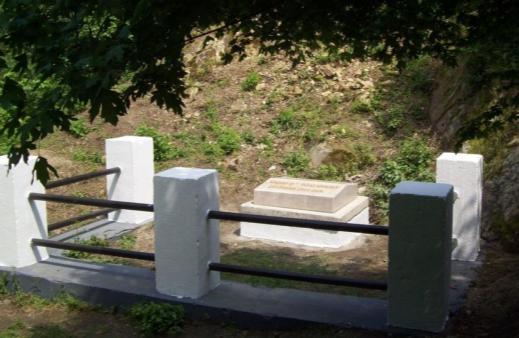 A főpont közelében lévő sziklafalba a Bécsi Katonai Földrajzi Intézet egy furatos táblát helyezett, ez a tábla elpusztult, ezért a Háromszögelő Hivatal a környező sziklákba egy falicsapot és egy