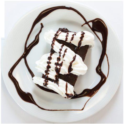 tejszínhabbal és csokoládéöntettel Brownie mit Sahne und Schokosauce Brownie with whipped