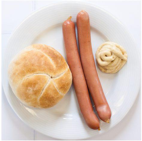 Reggelik Frühstück / Breakfast / Mic dejun Főtt virsli császárzsemlével és választható
