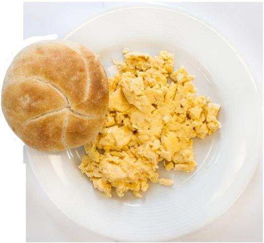9,10 RON Tükörtojás császárzsemlével Spiegelei mit Kaisersemmel Fried eggs with bread roll