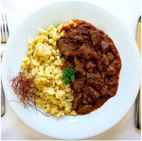 Főételek Hauptspeisen / Main dishes / Mâncăruri calde Rántott csirkemellfilé hasábburgonyával és csemegeuborkával Panierte Hähnchenbrust mit Pommes
