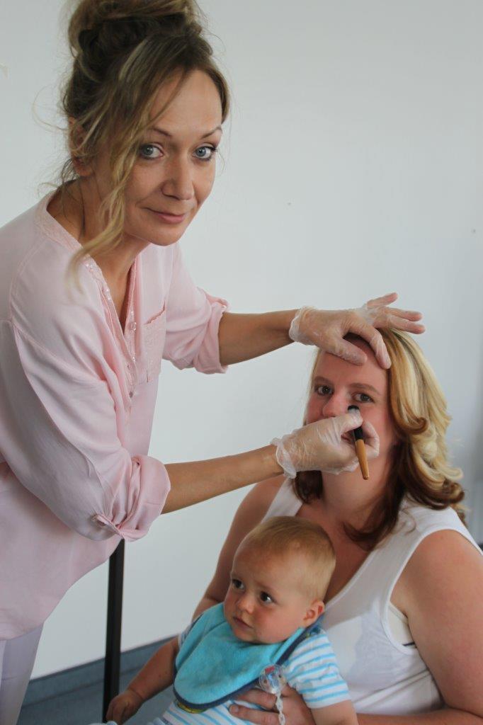 Foto: Yvonne Lange/Pressesprecherin Jobcenter Nordsachsen Verena Saack mit ihrem 10 Monate alten Sohn Ben beim professionellen Make-up durch Anja