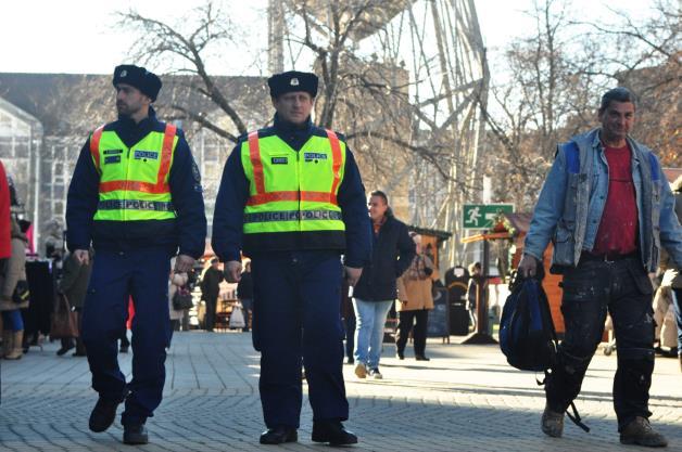 strandrendőri, illetve kerékpáros szolgálat; közlekedésrendészeti- és