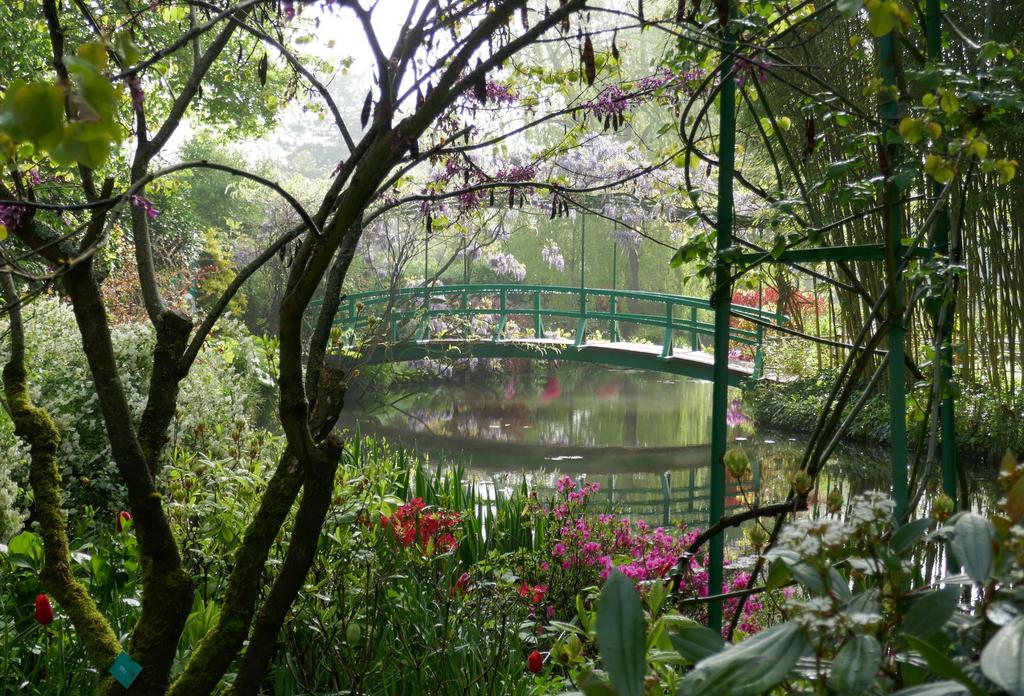 Az alapítvány és a főkertész célja a Monet festményein megjelenő terek rekonstruálása. Idén az 1887-ben festett Bazsarózsás kert című alkotás kel életre az eredeti helyén.