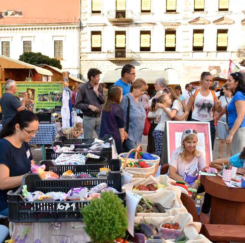 A kiállítást a Szent István téren felállított színpadon