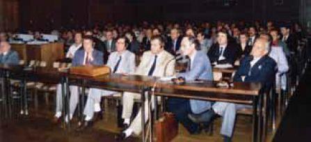 9 9. ábra. Az érsebészeti team 1988-ban Munkájukat az országos vezető érsebészeti körök is értékelték. Ennek elismeréseként 1987-ben sikeresen rendezhették meg az Egri Angiológiai Napokat (10 12.