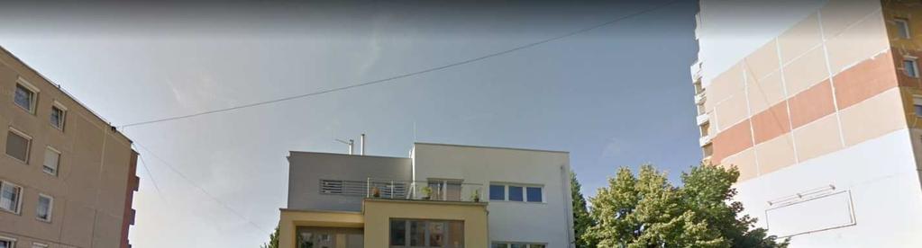 lakótelep panelházai között (egyik