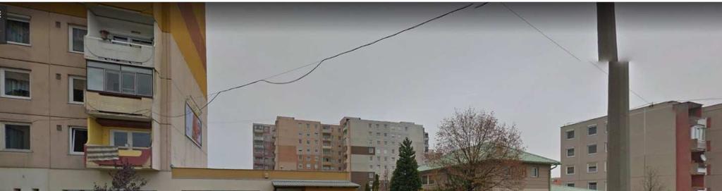 A hátsó épületszárny is alacsonyabb, növényzettel fen, eltakartan épült