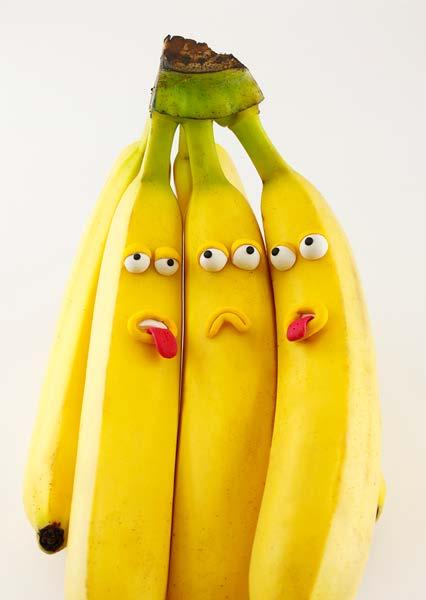Banánmuffinsat 1 Njuvdde banánaid gáffaliin. 2 Seagut hávvarrievnnaid, jáfuid, báhkenbulvariid, sohkkara ja vaniljasohkkara lihttái. 3 Fiero moniid geahppasit oktii.