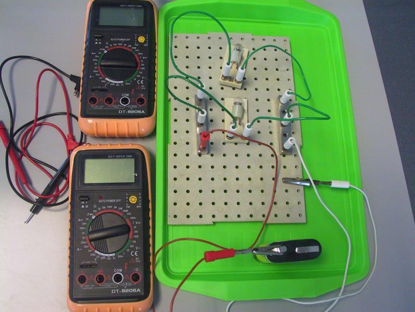 4,5 V-os zsebtelep (vagy helyettesítő áramforrás); két egyforma zsebizzó foglalatban; kapcsoló; vezetékek; feszültségmérő műszer, áramerősség-mérő műszer (digitális multiméter).