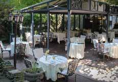 A Pavillon de Paris étterem a Budai Vár lábánál, műemlék jellegű környezetben található.