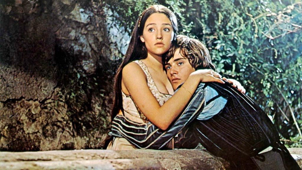 SHAKESPEARE: RÓMEÓ ÉS JÚLIA A Romeo és Júlia (1595) témájának alapja egy olasz novella: Shakespeare a kor szokása szerint nyúlt ismert témákhoz, és teremtett azokból új, önálló